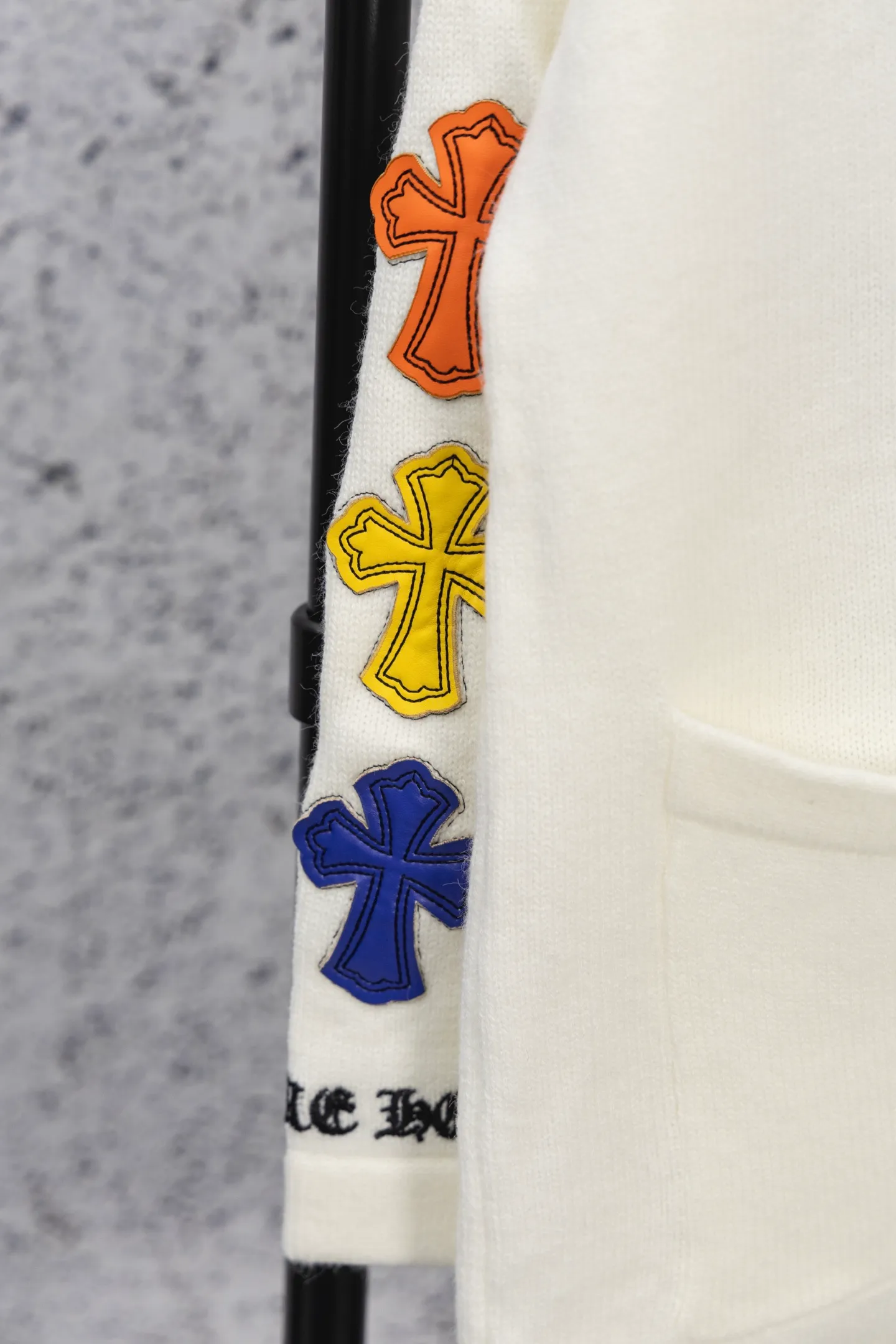 P240 -Chrome Hearts/Chrome Hearts Colorful cross leather cardigan jacket sweater. High weight, high density and high quality. The wool is soft, delicate and skin-friendly. It feels soft and silky. It has excellent warmth and skin-friendly properties. It is custom-woven and dyed without color difference. No matter the fabric or workmanship details, it is better than the ordinary version on the market. -The hardware and zipper accessories are all customized and full of details. Crow autumn and winter super heavy embroidery ➕ positioning leather label long-sleeved knitted cardigan lazy outer wear mid-length sweater -Colour: black white Size: S M L